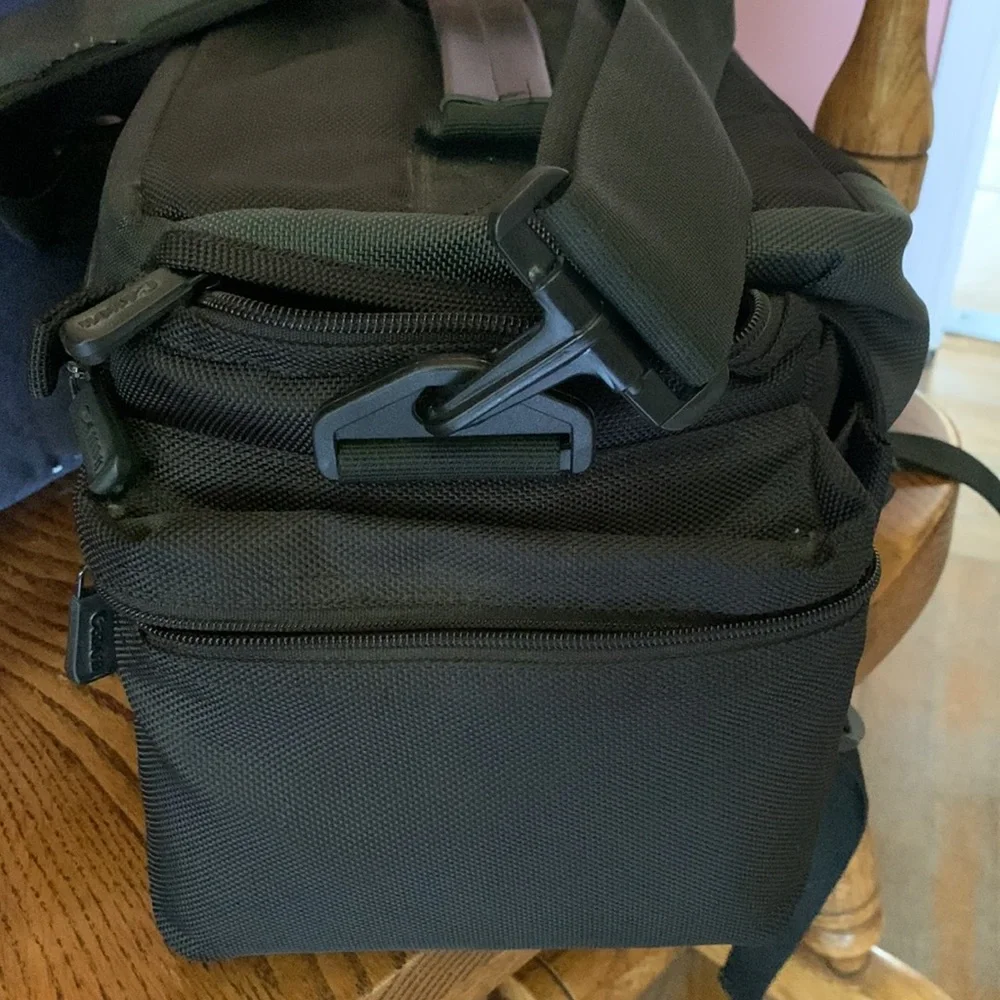 Canon camera bag with many pockets, zippers, straps, 5 inside compartments. EUC